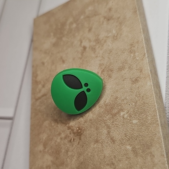 Green Alien Face Rubber Pin - Picture 1 of 3